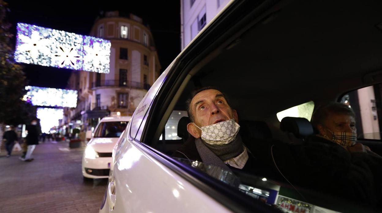 El paseo de los taxistas a los mayores de Alcolea por las luces de Navidad de Córdoba, en imágenes