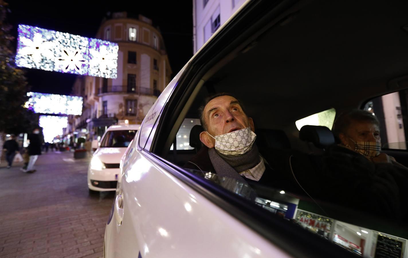 El paseo de los taxistas a los mayores de Alcolea por las luces de Navidad de Córdoba, en imágenes