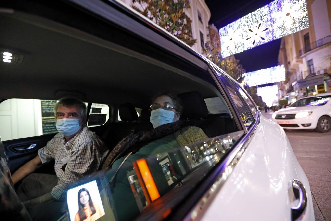 El paseo de los taxistas a los mayores de Alcolea por las luces de Navidad de Córdoba, en imágenes