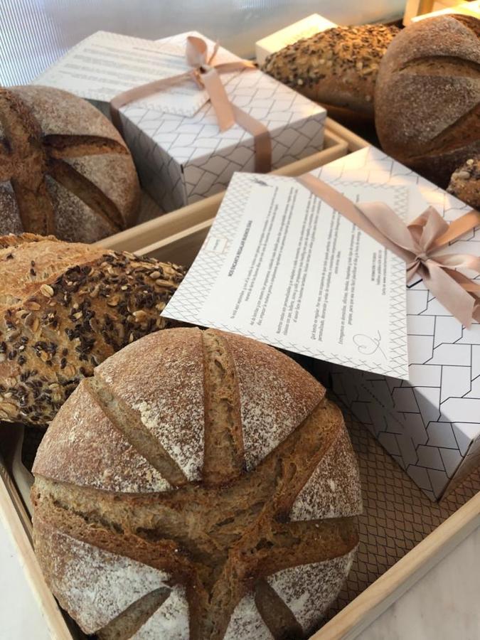 Para los que no pueden vivir sin pan. Las cestas de regalo de Crustò se presentan en una bandeja de madera natural, se puede añadir una tarjeta personalizada y todo tipo de detalles. La cesta de panes gourmet incluye pan de cereales, de espelta, pan negro multicereal con frutos secos y miel.