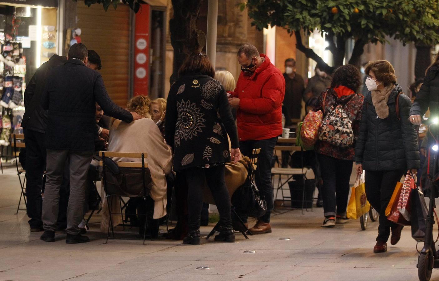 En imágenes, ambiente de las cafeterías y bares de Sevilla con los nuevos horarios