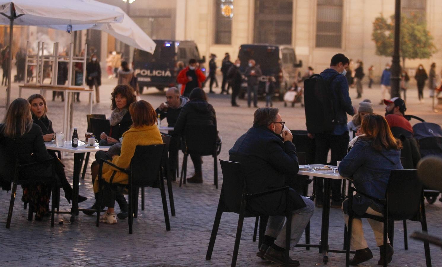 En imágenes, ambiente de las cafeterías y bares de Sevilla con los nuevos horarios