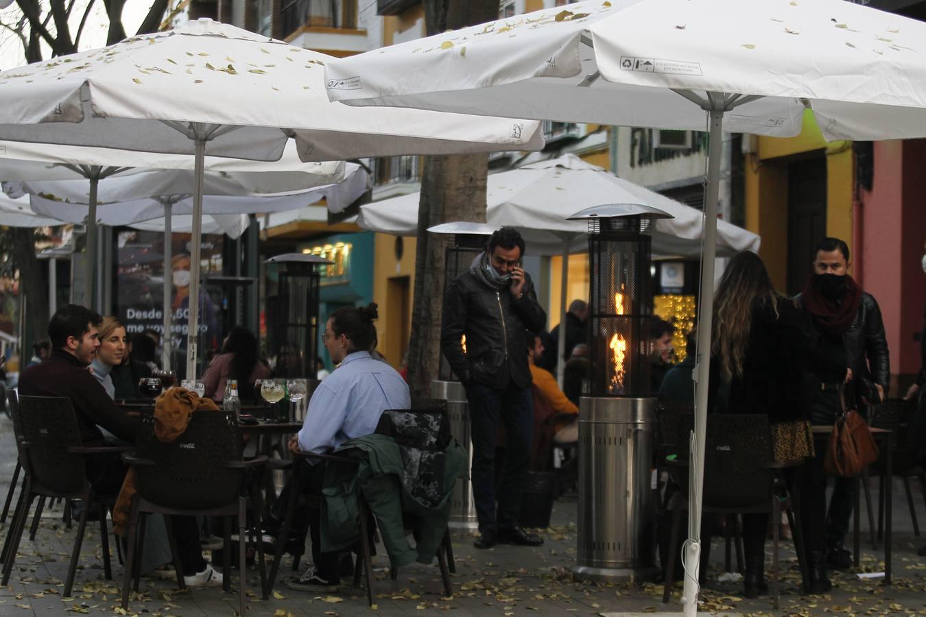 En imágenes, ambiente de las cafeterías y bares de Sevilla con los nuevos horarios