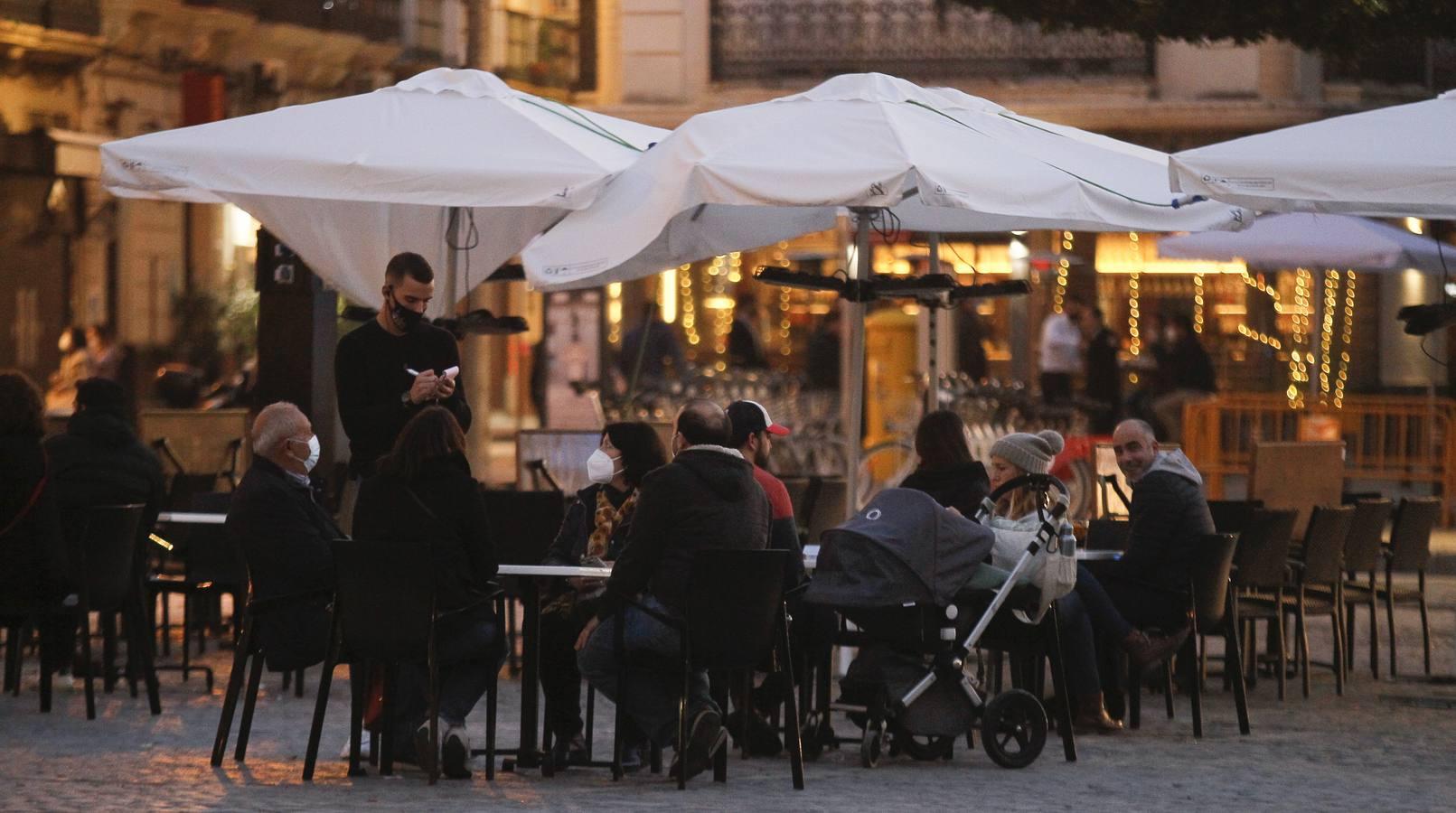 En imágenes, ambiente de las cafeterías y bares de Sevilla con los nuevos horarios