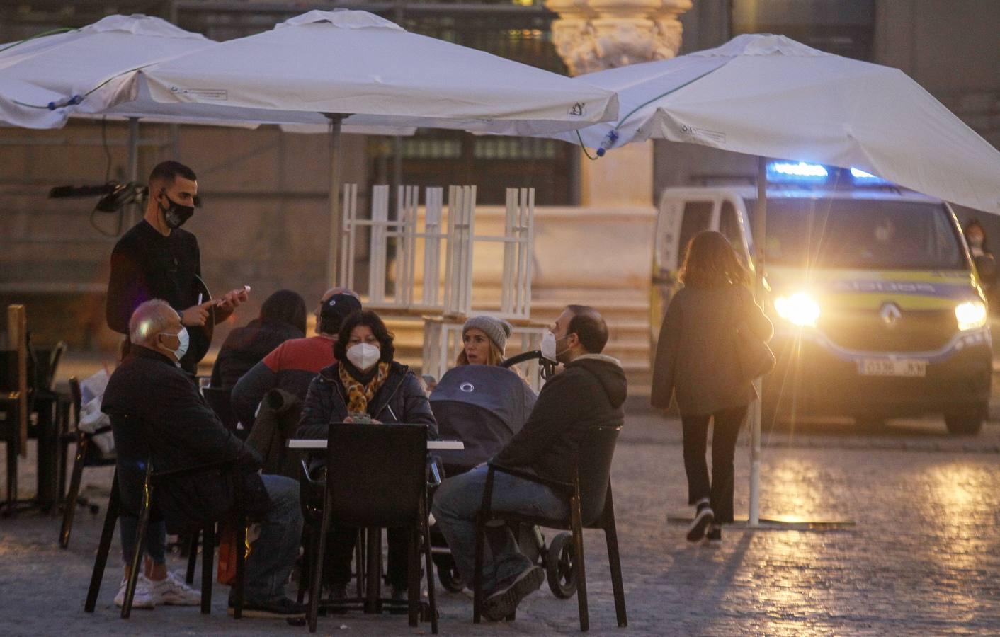 En imágenes, ambiente de las cafeterías y bares de Sevilla con los nuevos horarios