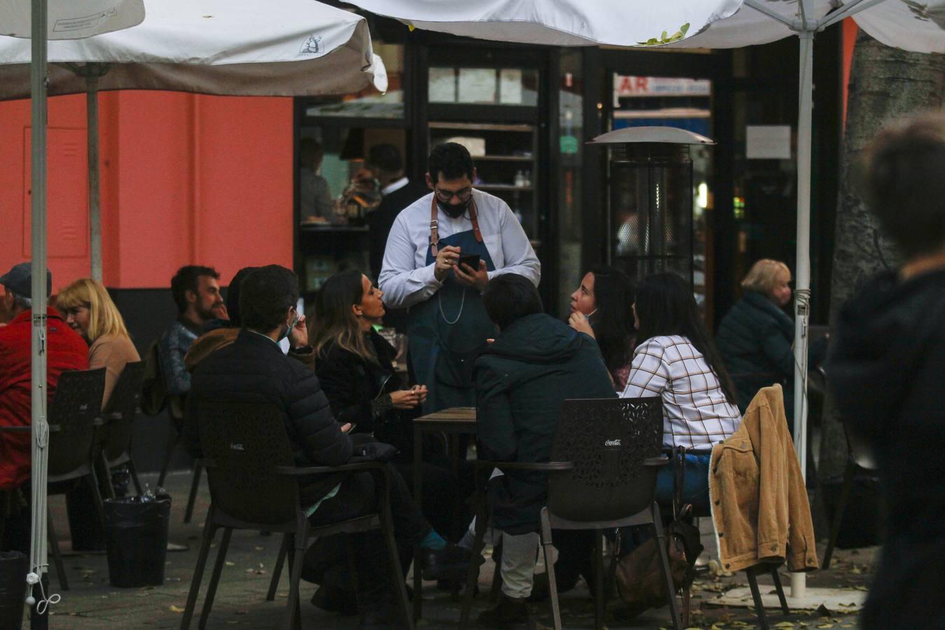 En imágenes, ambiente de las cafeterías y bares de Sevilla con los nuevos horarios