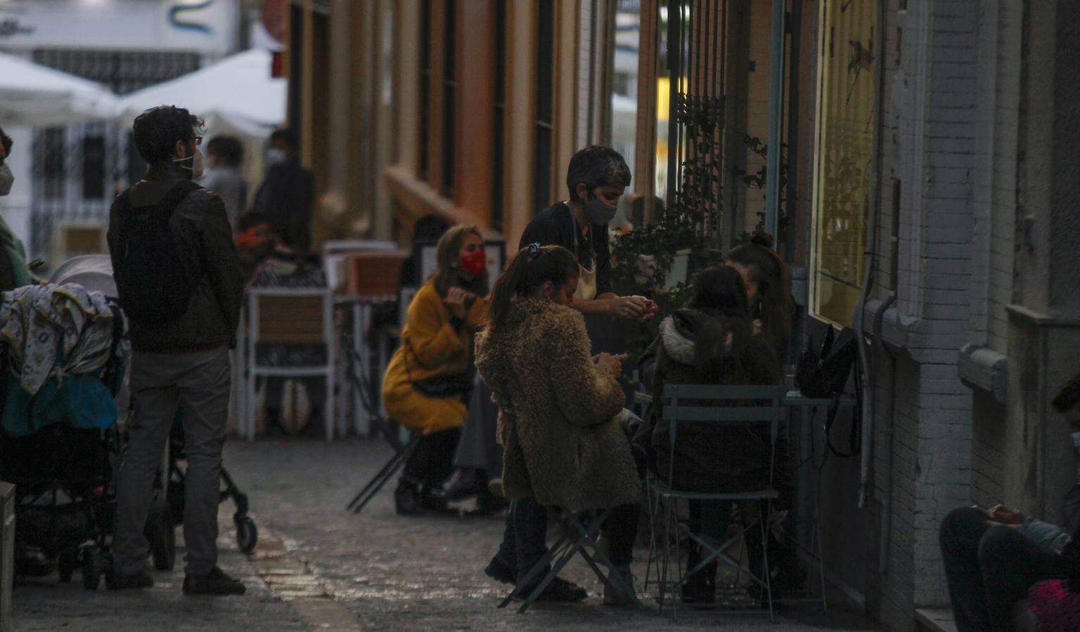 En imágenes, ambiente de las cafeterías y bares de Sevilla con los nuevos horarios