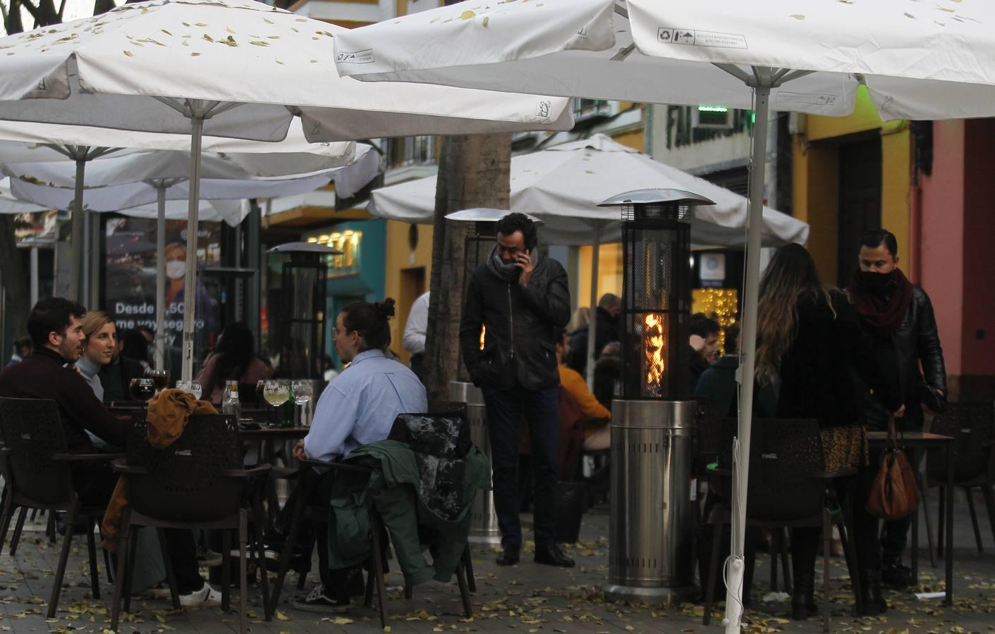 En imágenes, ambiente de las cafeterías y bares de Sevilla con los nuevos horarios