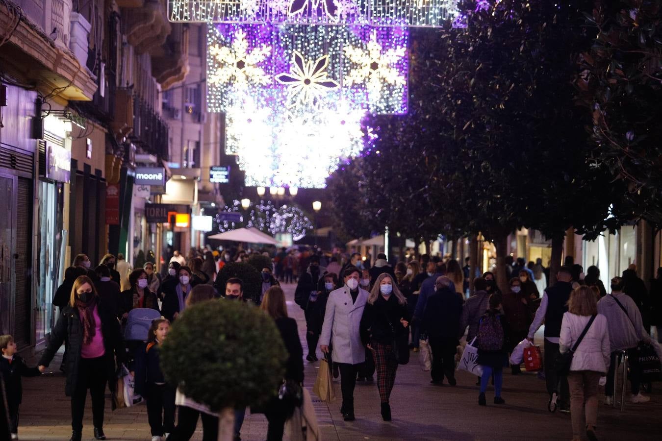 En imágenes, el ambiente en las calles de Córdoba primer día de desescalada navideña