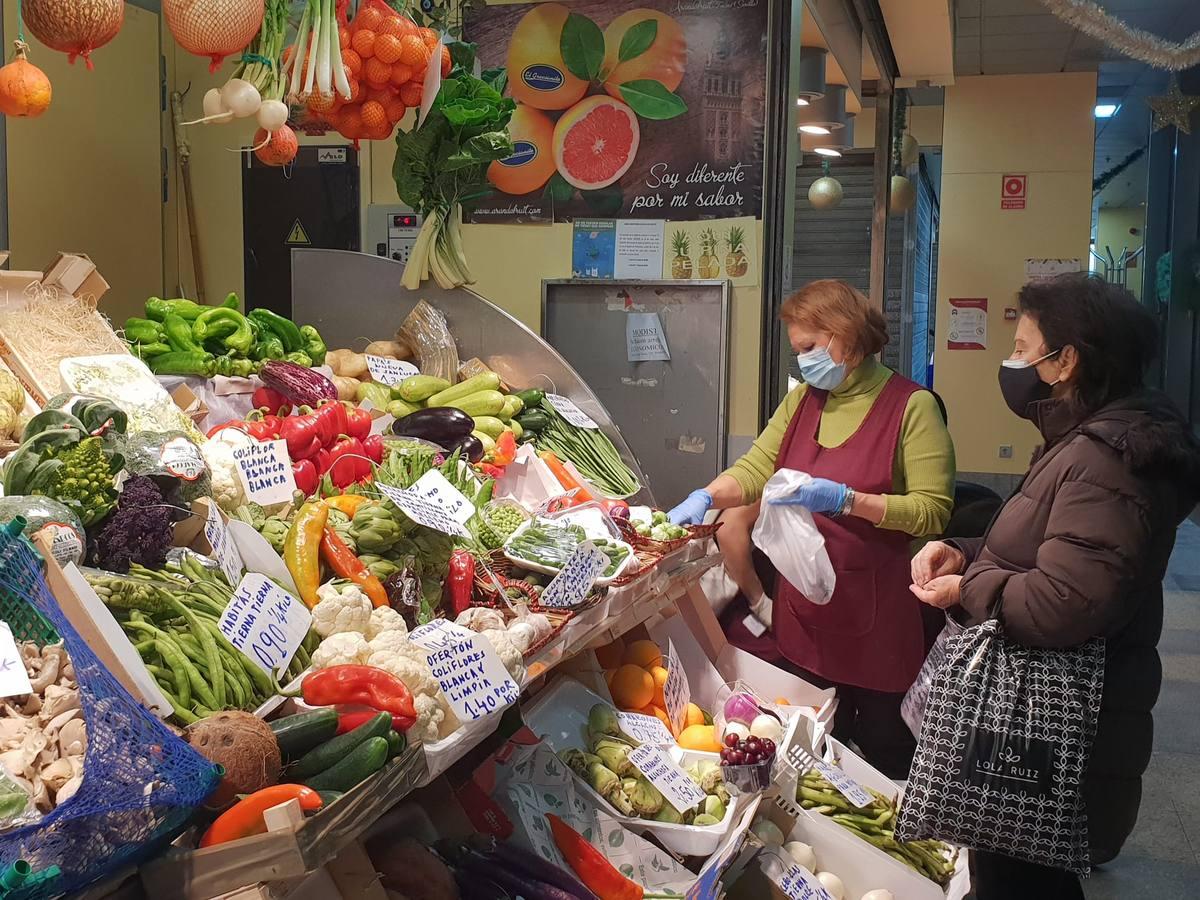 Vuelve la vida a las plazas de abasto de Sevilla