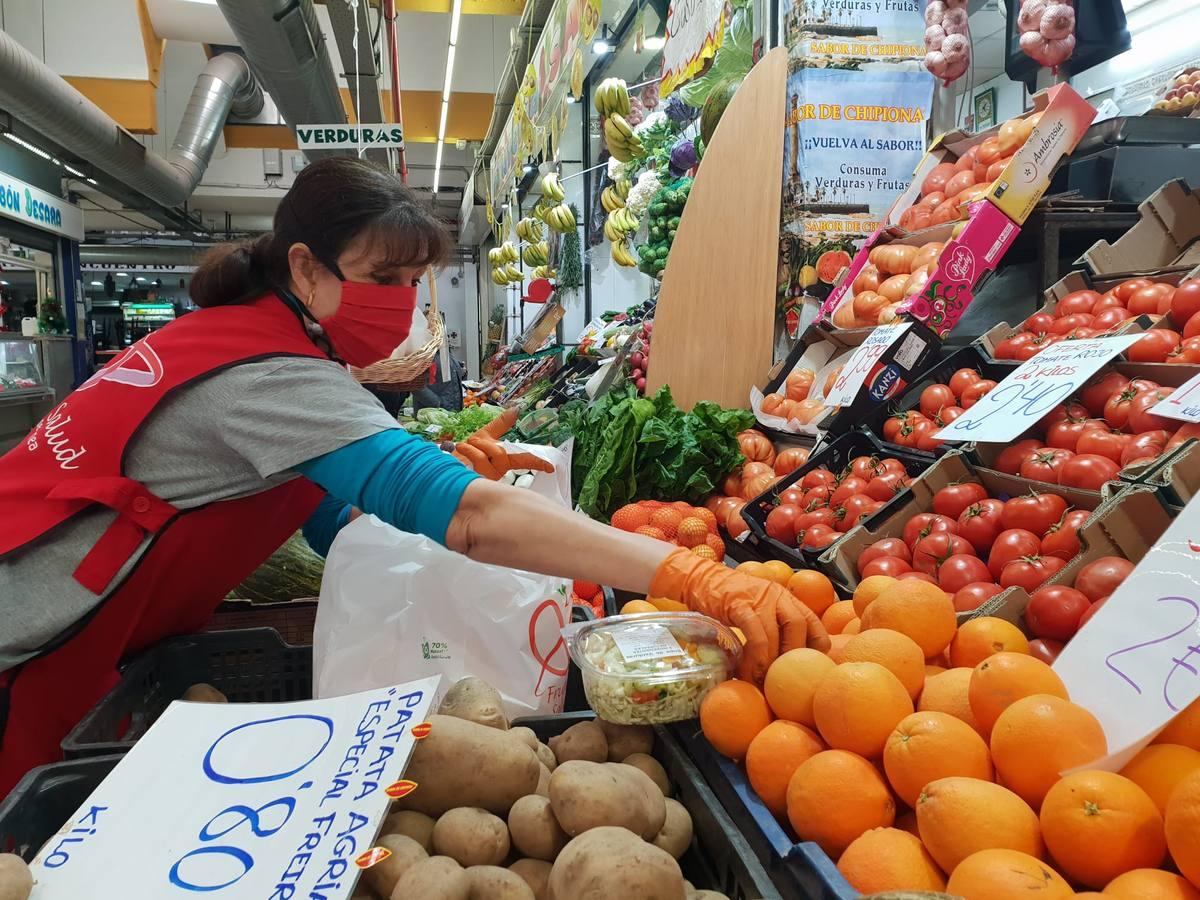 Vuelve la vida a las plazas de abasto de Sevilla