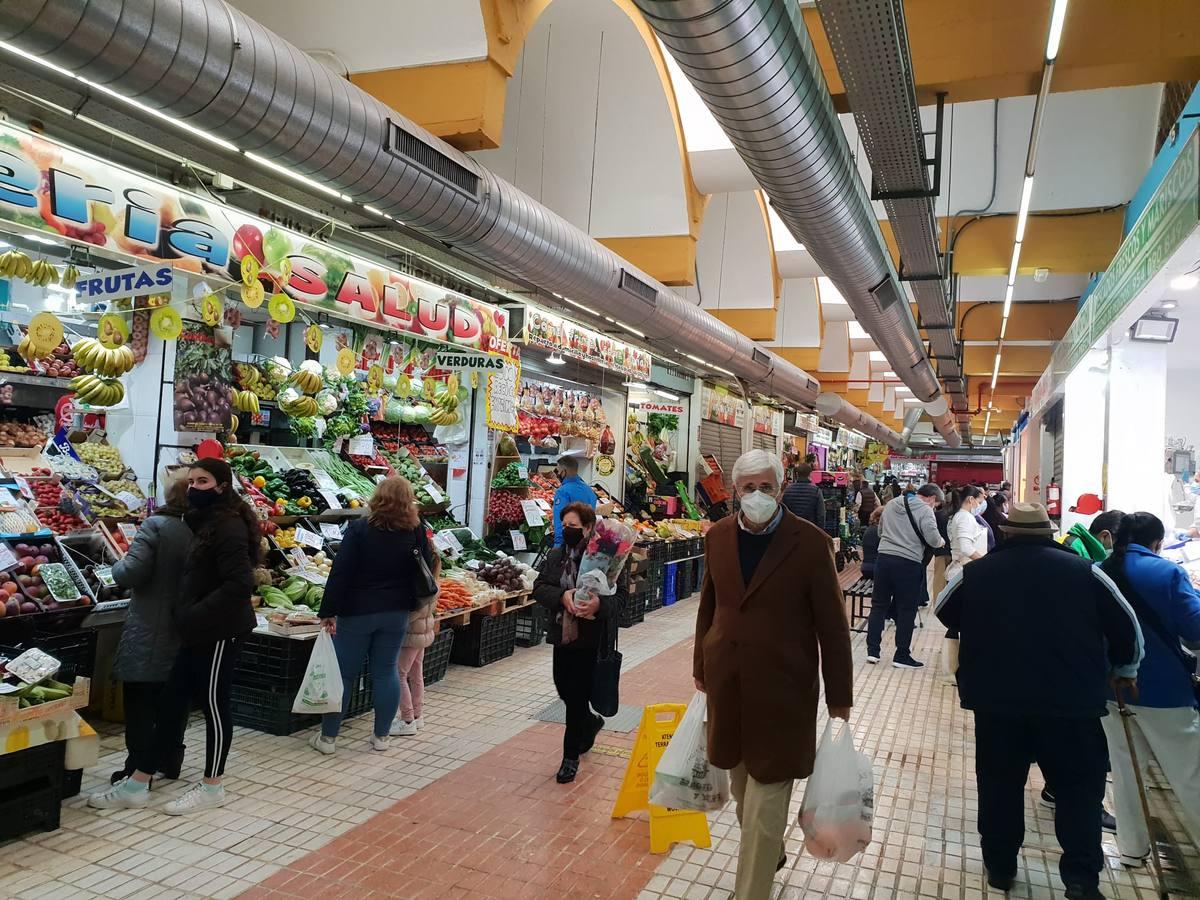 Vuelve la vida a las plazas de abasto de Sevilla