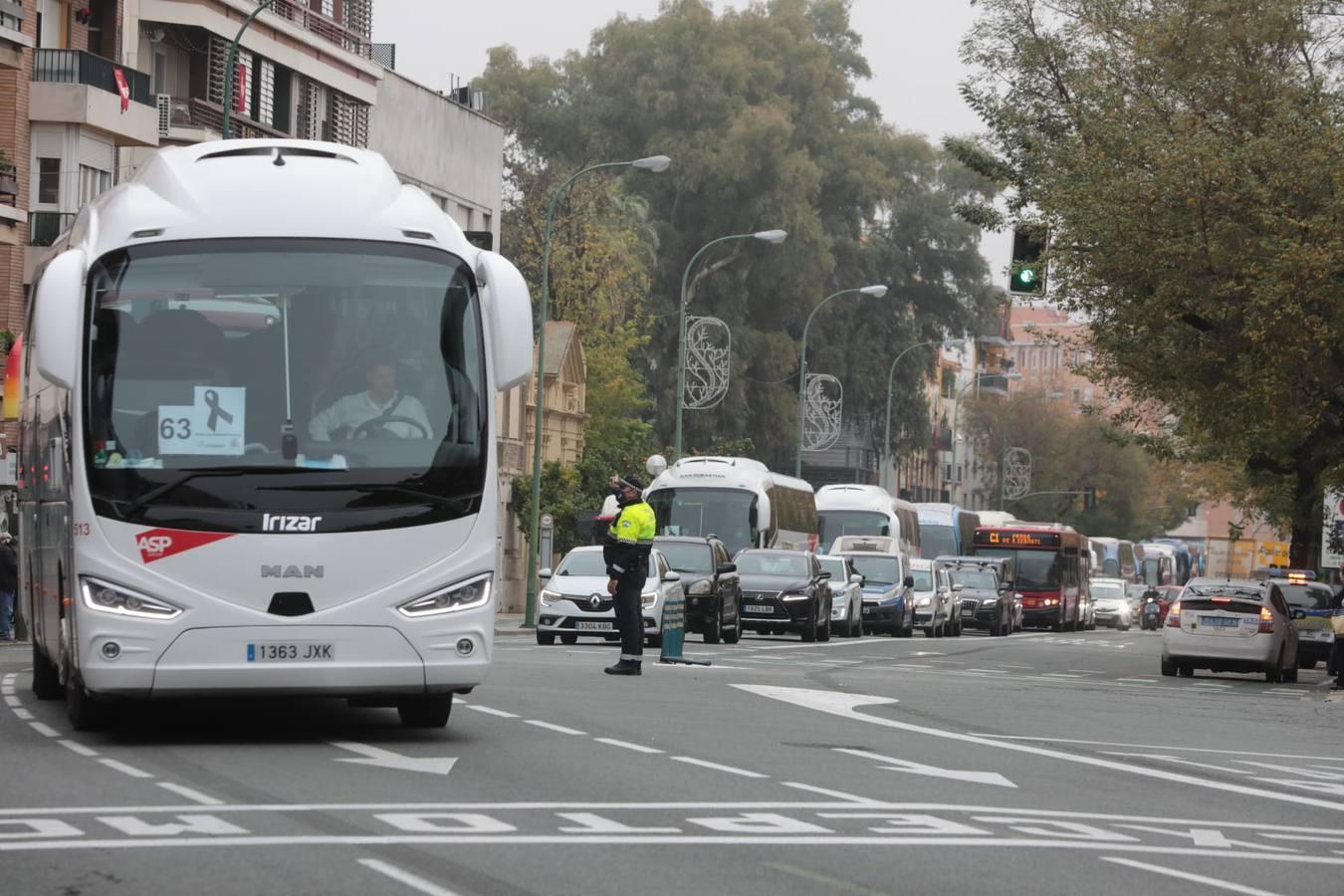 Los autobuses turísticos protestan en Sevilla