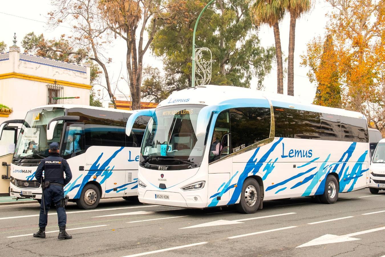 Los autobuses turísticos protestan en Sevilla