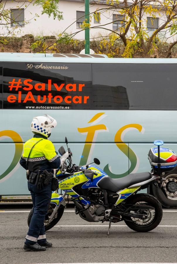 Los autobuses turísticos protestan en Sevilla