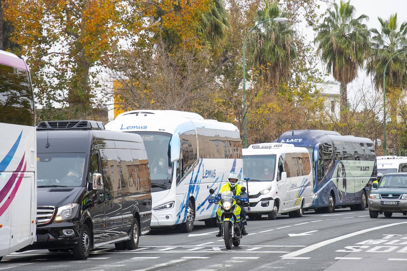 Los autobuses turísticos protestan en Sevilla