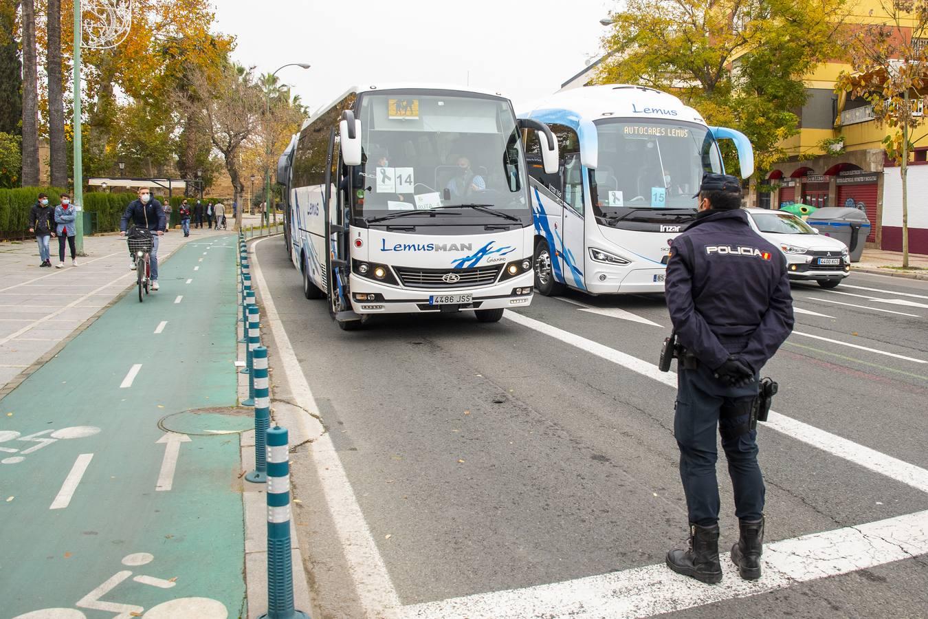 Los autobuses turísticos protestan en Sevilla