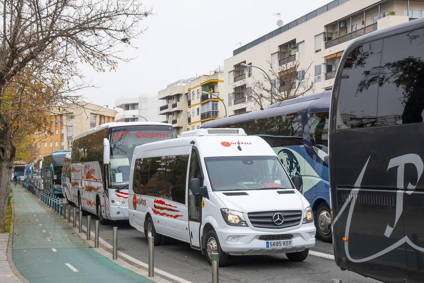 Los autobuses turísticos protestan en Sevilla