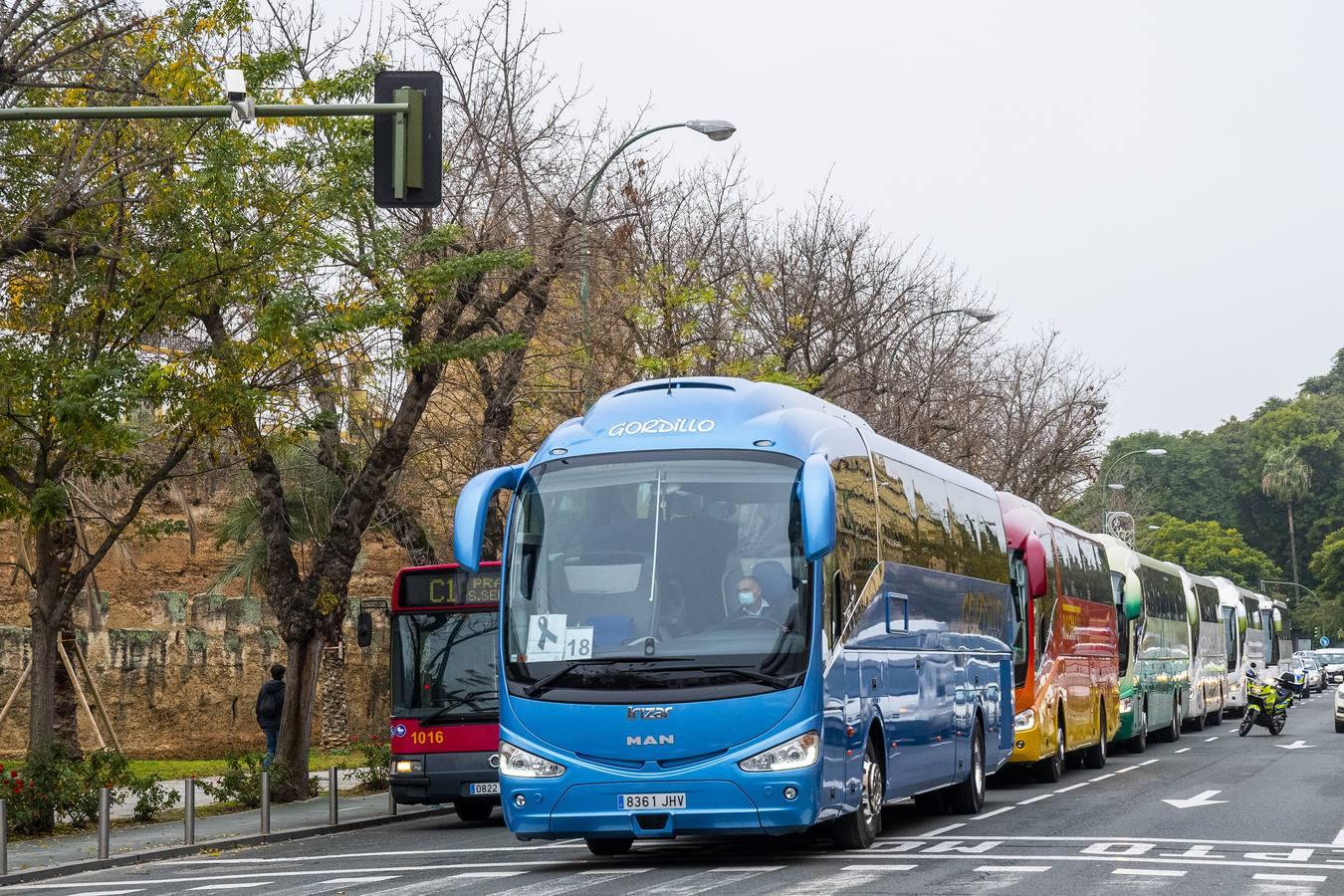 Los autobuses turísticos protestan en Sevilla