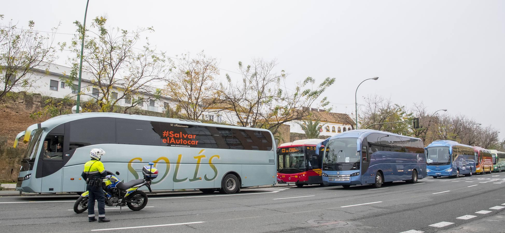 Los autobuses turísticos protestan en Sevilla