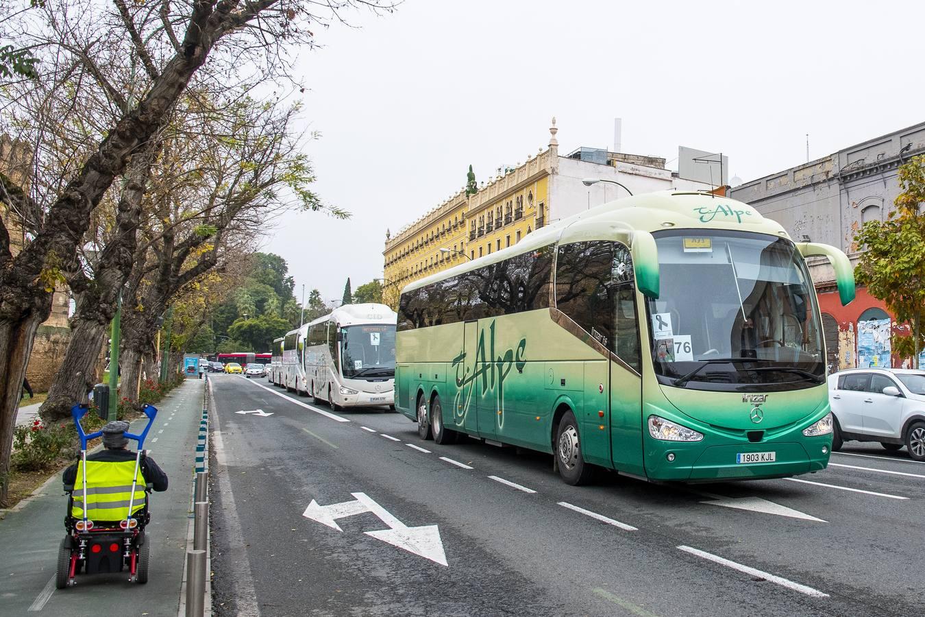 Los autobuses turísticos protestan en Sevilla