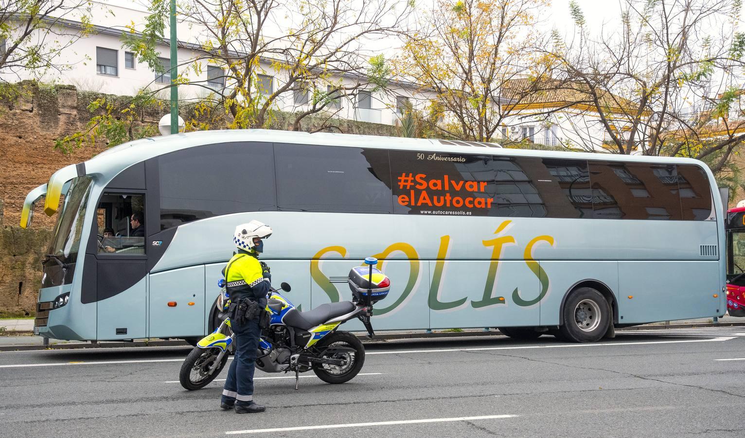 Los autobuses turísticos protestan en Sevilla