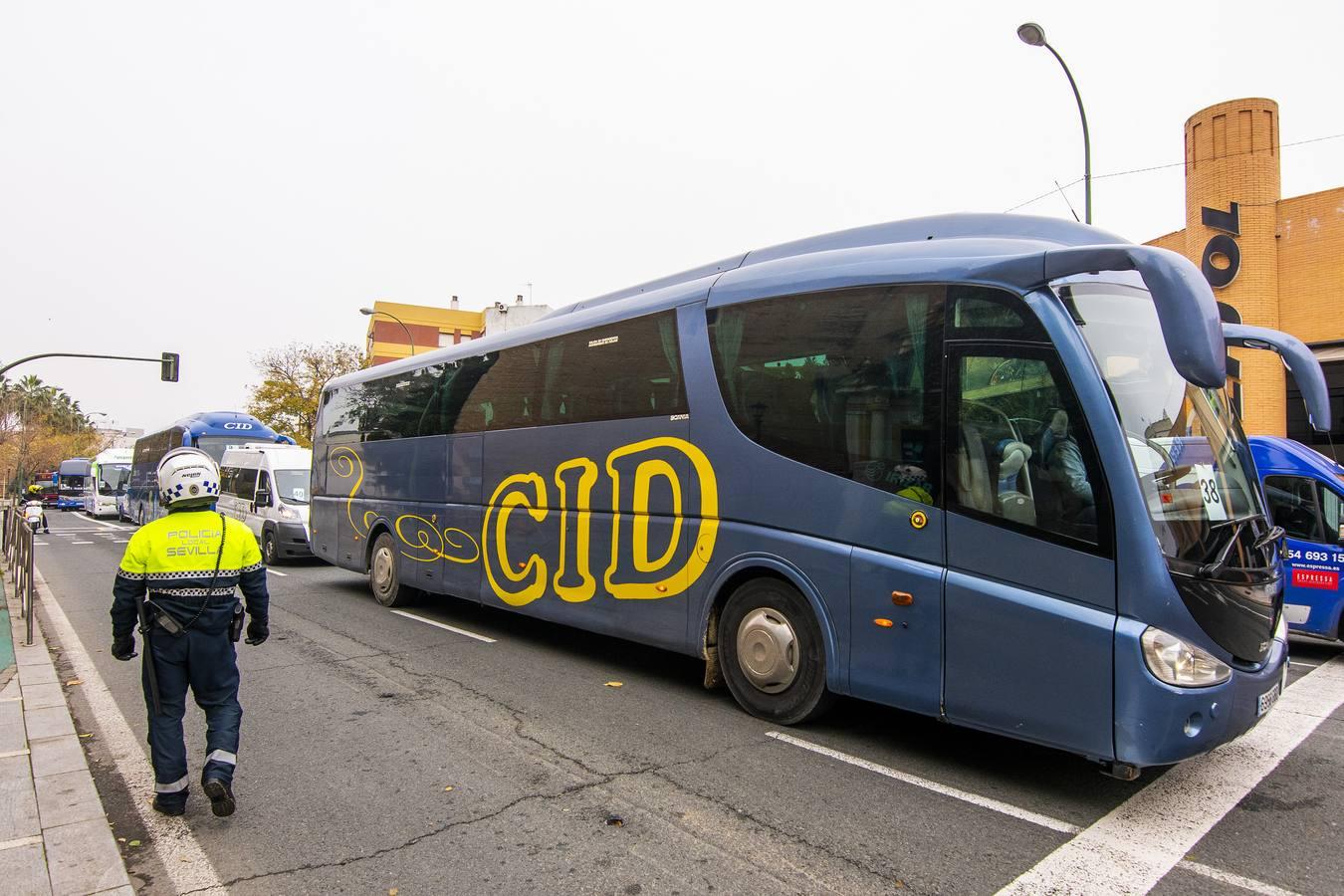 Los autobuses turísticos protestan en Sevilla