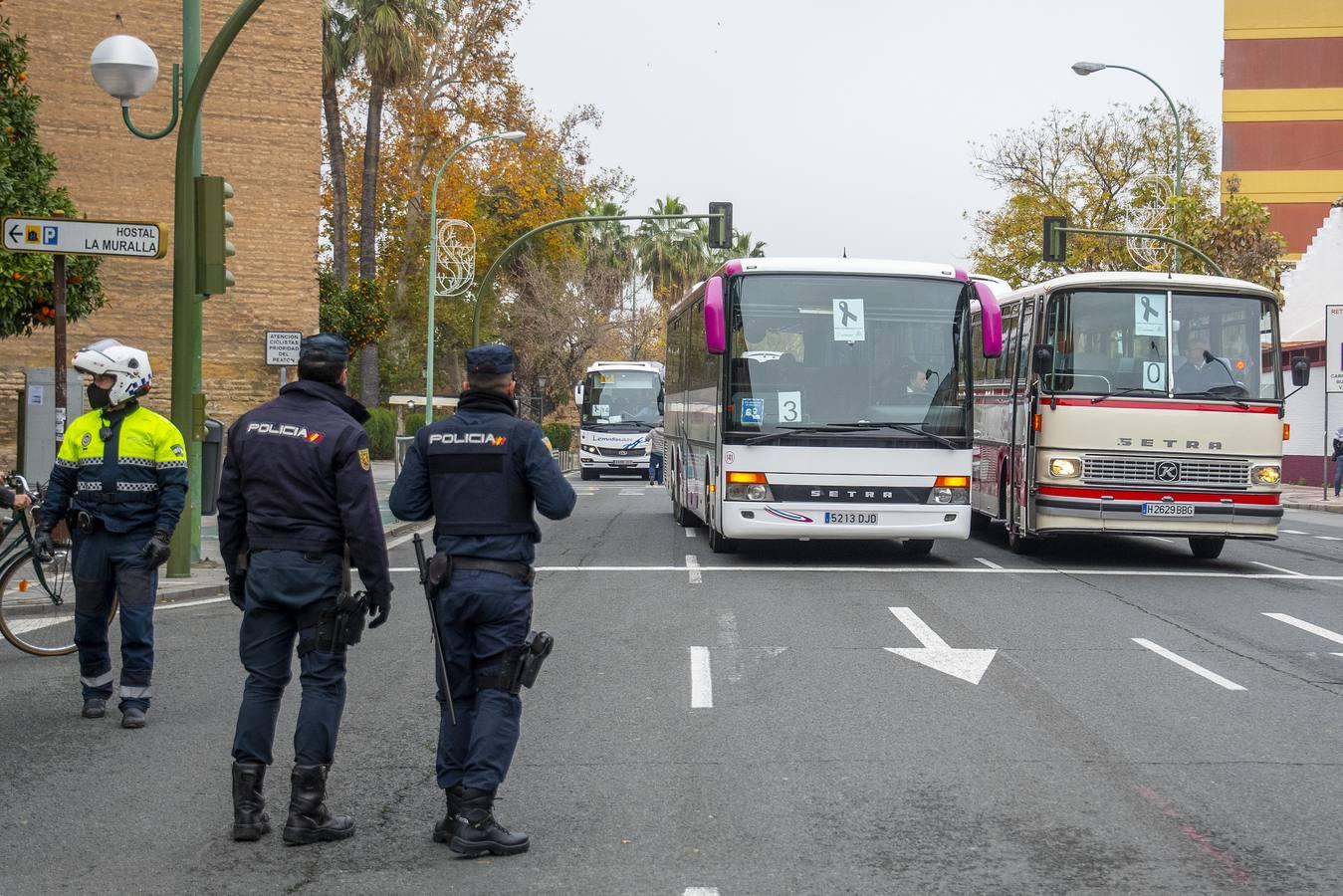 Los autobuses turísticos protestan en Sevilla