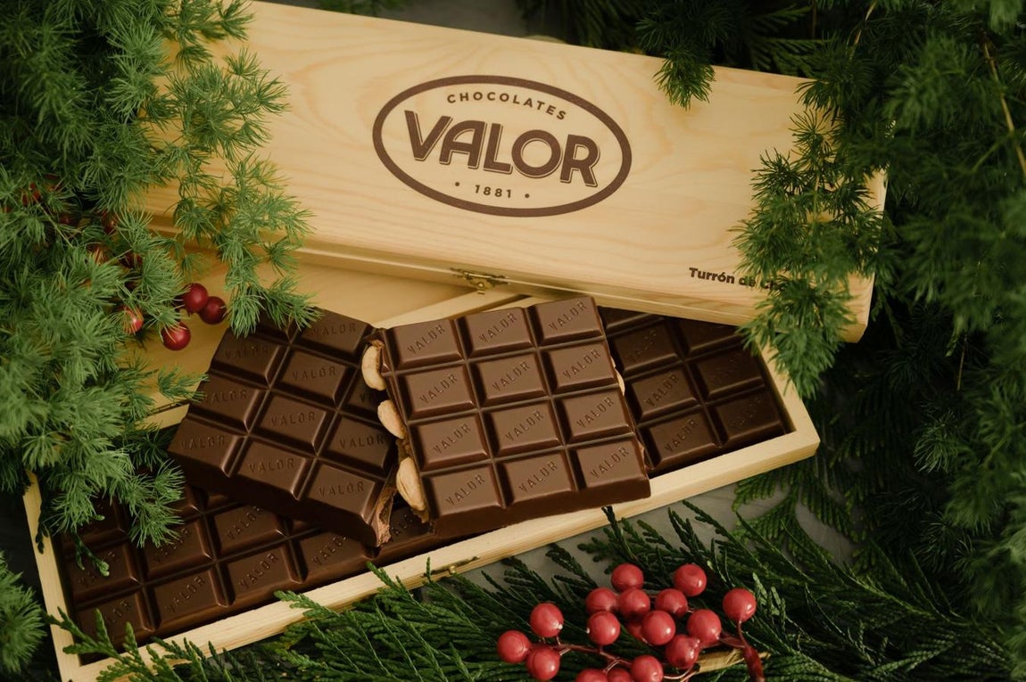 Para los que se quieren dar un capricho. La edición limitada del turrón premium de Chocolates Valor se presenta en un estuche de madera numerado y firmado. Está disponible solo hasta fin de existencias. Destaca por su cremosidad, el sabor y la elaboración con materias primas de calidad.