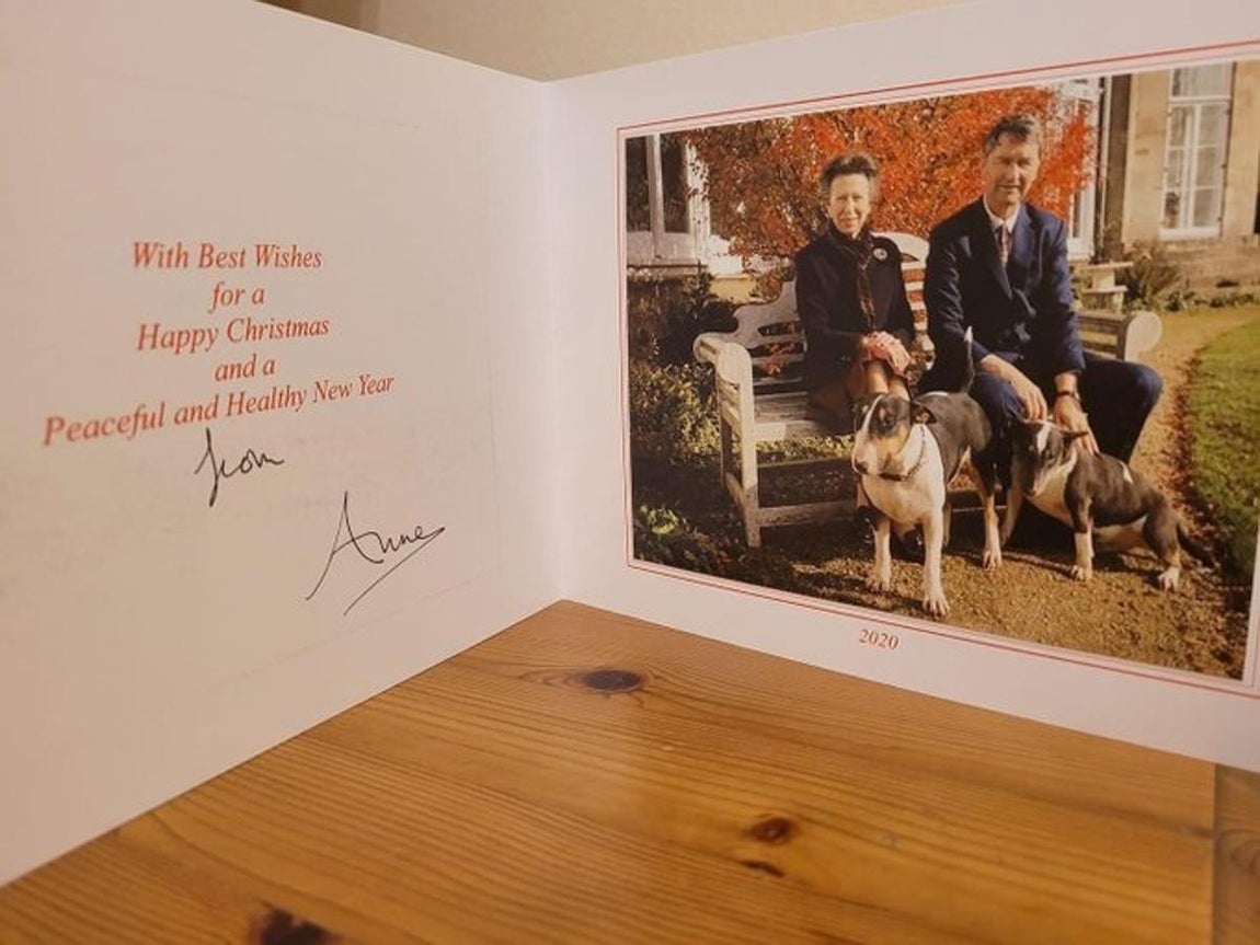 La Princesa Ana de Inglaterra y su marido Tim Laurence posan con sus dos perros. 