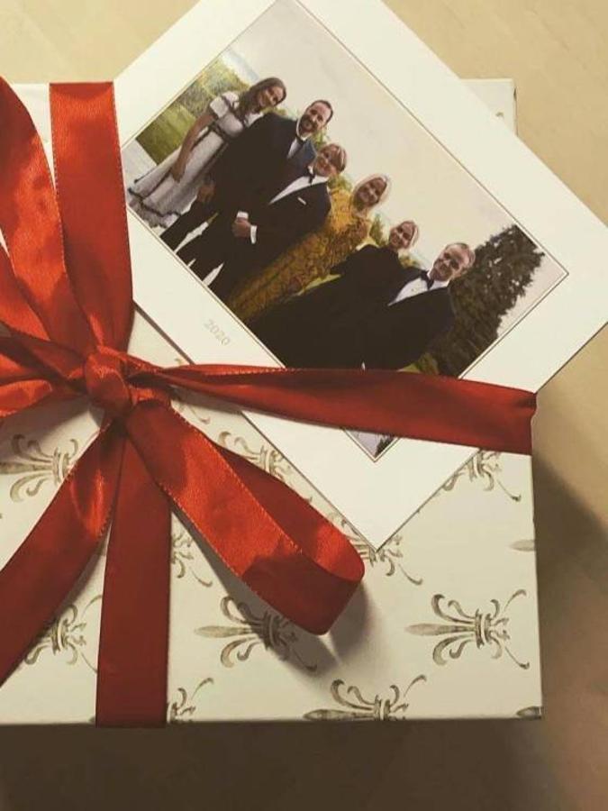 Los Príncipes Haakon y Mette-Marit de Noruega han incluído este año a Marius, el hijo de la Princesa, y su novia, Julia Snekkestad. 