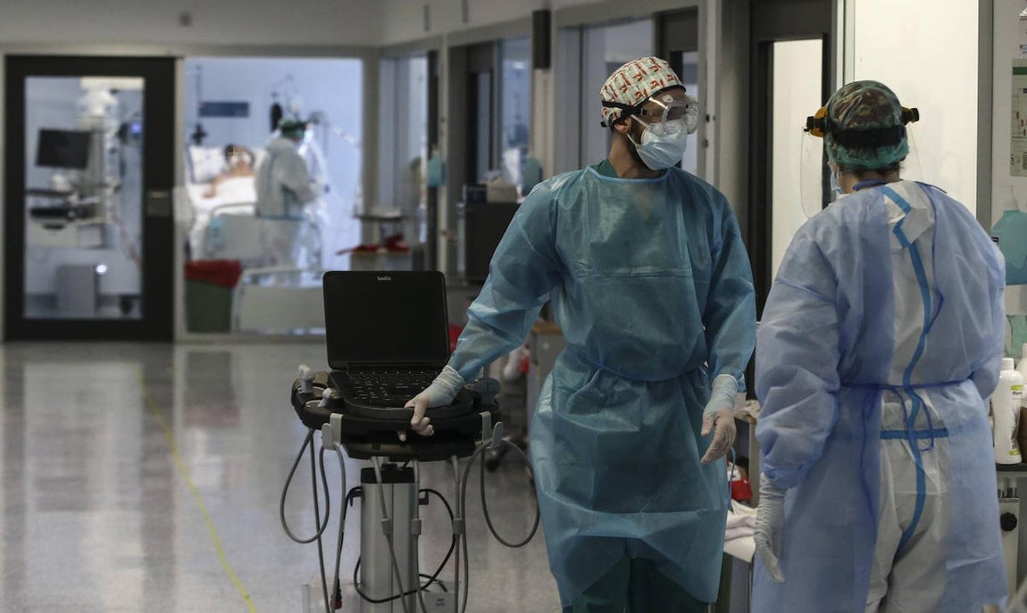 La primera oleada dejó a los hospitales faltos de profesionales especializados en cuidados críticos. 