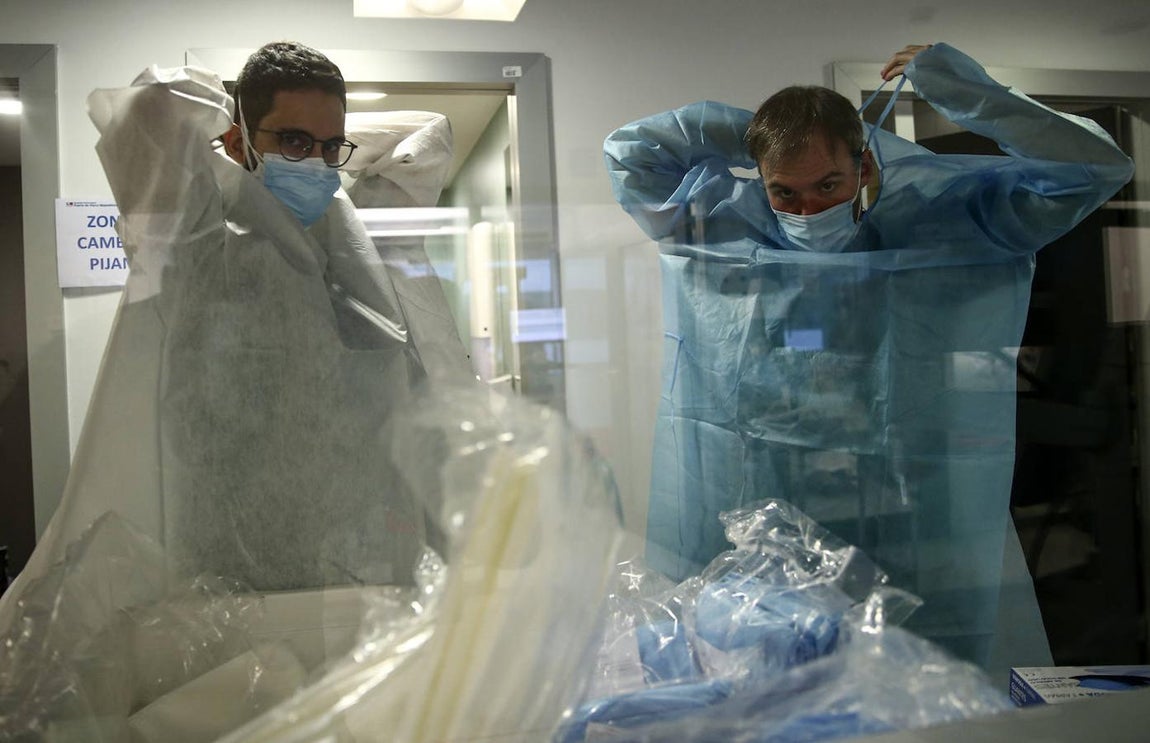 Los trajes de protección son básicos para los profesionales que trabajan en las UCI Covid. 