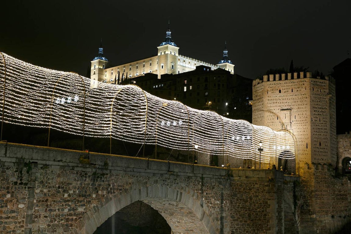 Los puentes iluminados, atractivo de la Navidad toledana