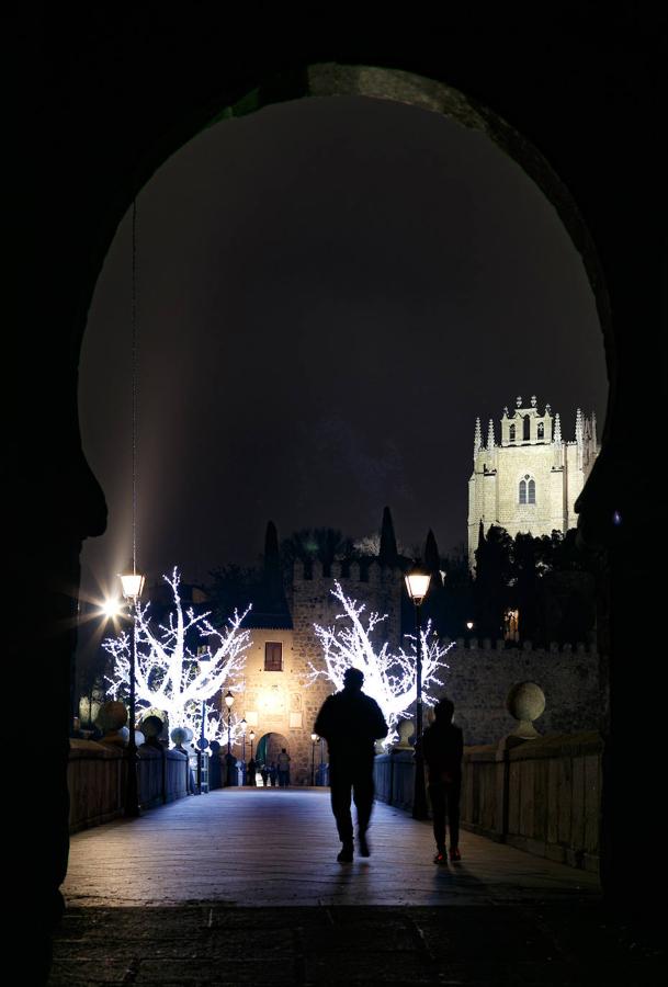 Los puentes iluminados, atractivo de la Navidad toledana