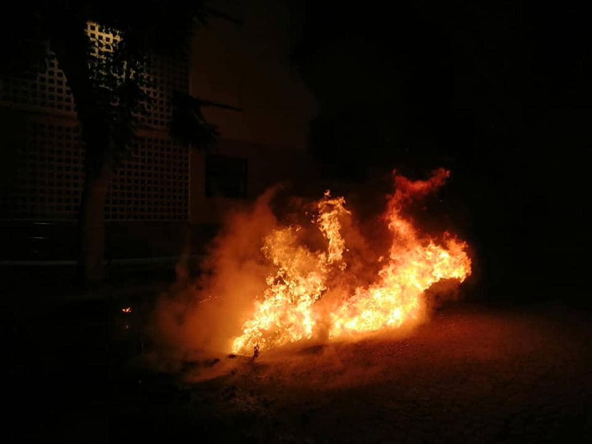 Noche «terrorífica» en Chipiona por unos incendios provocados en distintos puntos de la localidad