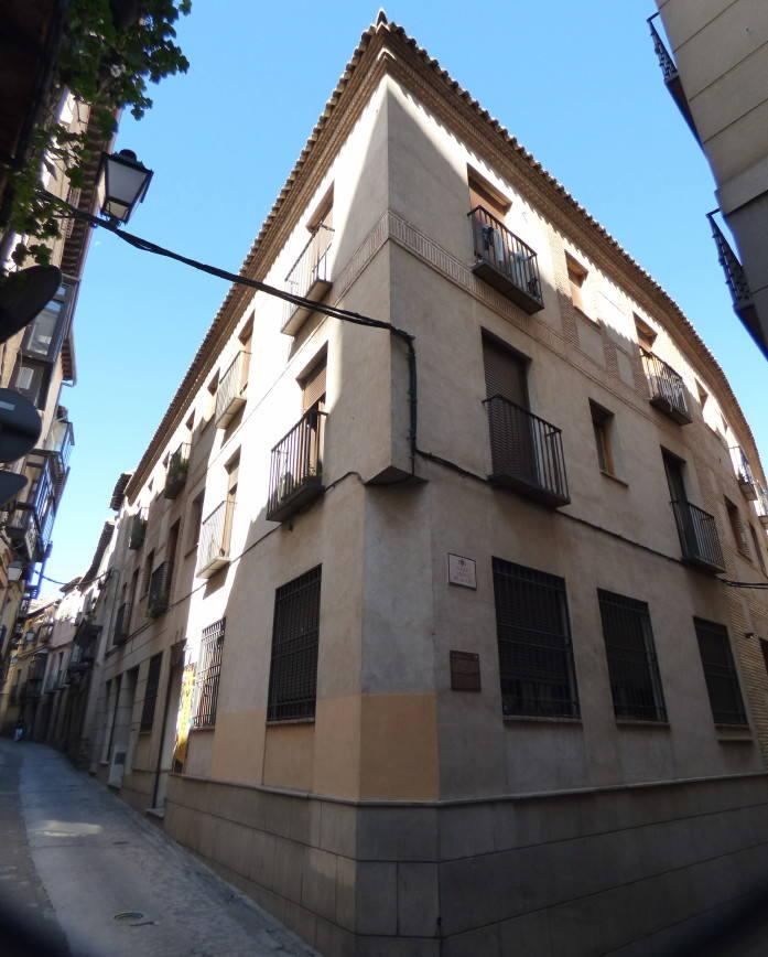 Calle de Alfileritos en 2020. Lugar donde estuvo el Hospital del Refugio que, en 1884, se propuso para albergar la Normal de Maestras, destinándose en su lugar para la Junta Provincial de Beneficencia. FOTO RAFAEL DEL CERRO. 