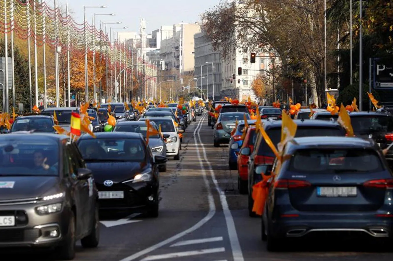 Decenas de coches recorren una de las arterias principales de Madrid. 