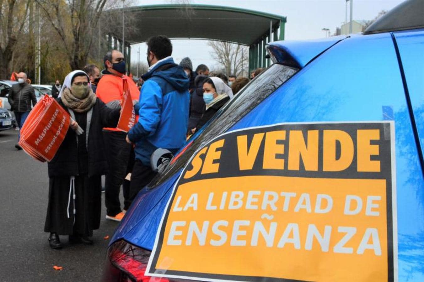 «Se vende la libertad de enseñanza», exhibe uno de los centenares de coches que ha participado en la marea naranja en Palencia. 