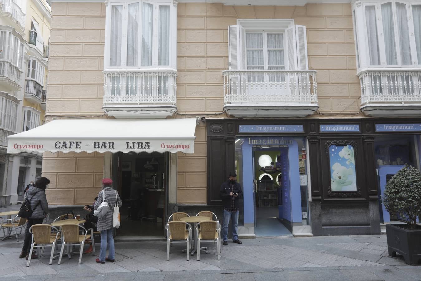 Ambiente en las terrazas y bares de Cádiz tras la modificación de las medidas restrictivas