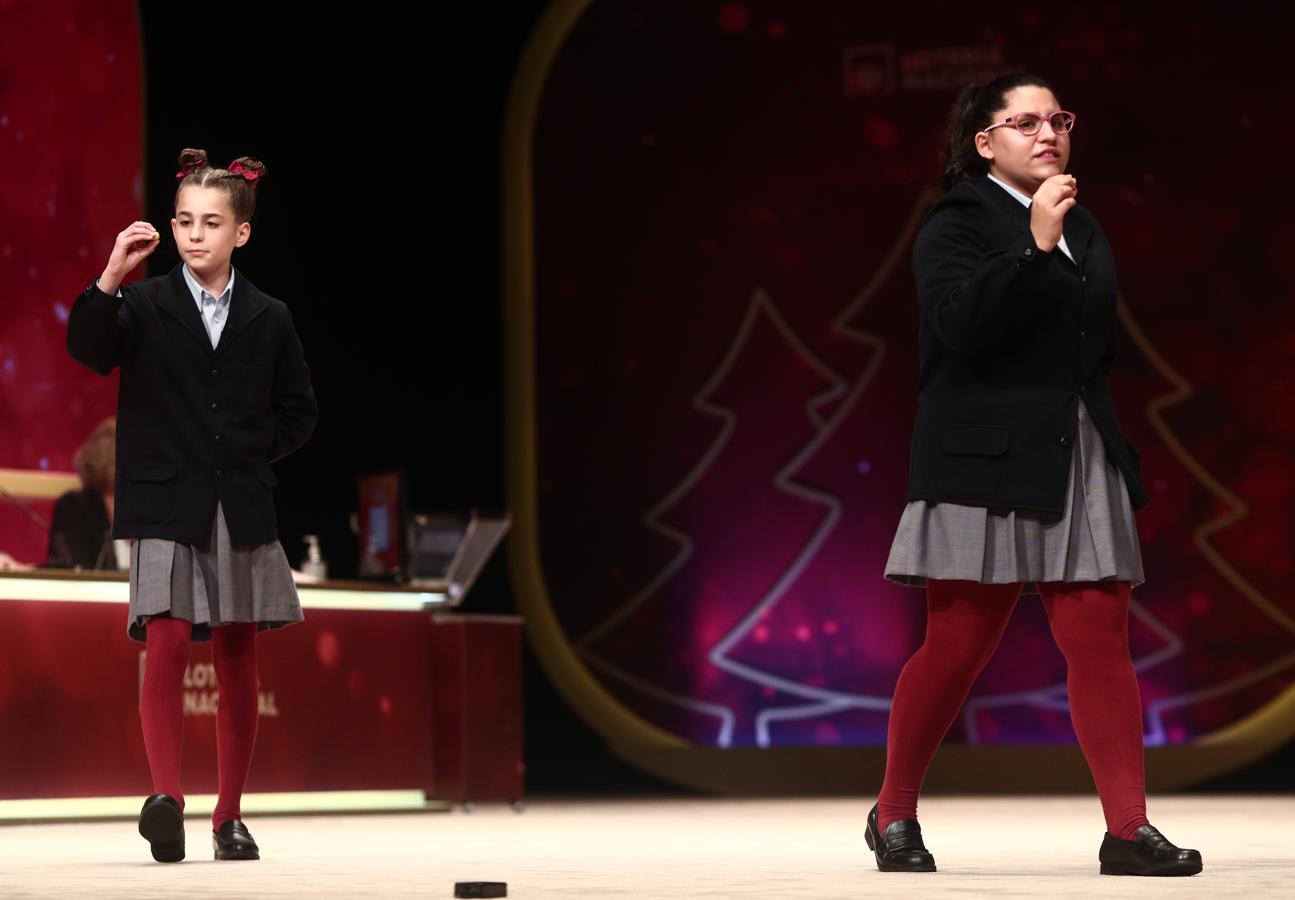 Dos de las niñas de la residencia de San Ildefonso, Judith García Benítez y Nerea Pareja Martínez cantan el segundo premio de la Lotería de Navidad, el 52.472 durante la celebración del Sorteo Extraordinario de la Lotería de Navidad 2020 en el Teatro Real de Madrid, a 22 de diciembre de 2020.