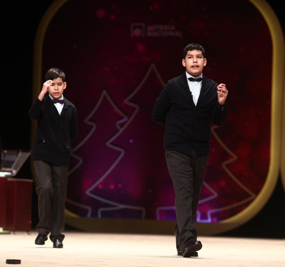 Dos de los niños de la residencia de San Ildefonso, Alonso Dávalos Durán y Samuel Dávalos Durán cantan dos de los quintos premios de la Lotería de Navidad, el 19371 y el 49.760 durante la celebración del Sorteo Extraordinario de la Lotería de Navidad 2020 en el Teatro Real de Madrid.