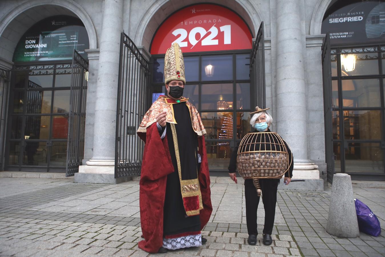 Solo han acudido dos personas al exterior del Teatro Real antes el comienzo del sorteo: un leonés disfrazado de cura y una mujer de bombo.