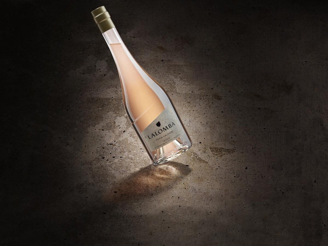 Un rosado especial. Lalomba expresa la autenticidad del viñedo con una colección de tres vinos procedentes de tres fincas que Ramón Bilbao, bodega madre de Lalomba, lleva años estudiando y cultivando con esmero en diferentes ubicaciones de Rioja: Finca Valhonta en las terrazas de Villalba de Rioja (Rioja Alta); Finca Ladero y Finca Lalinde en las austeras laderas de la Sierra de Yerga (Rioja Oriental), un rosado compuesto en un 90% de variedad garnacha y en un 10% de variedad viura. Profundo, sabroso y de una finura envolvente, su personalidad floral traslada a su entorno de origen, las suaves laderas enmarcadas por el ambiente agreste de Yerga. Precio: 22,50€
