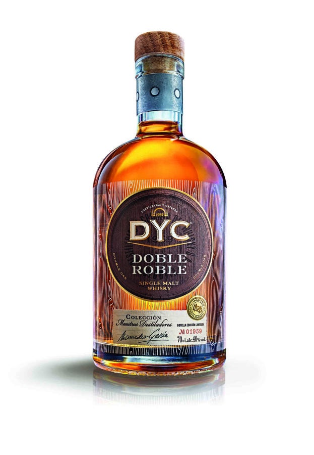 Un whisky con compromiso de sostenibilidad. Doble Roble es un single malt de doble envejecimiento en barricas de roble, una edición limitada y numerada de unas 12.000 botellas elaboradas con materiales reutilizados. Esta edición limitada contribuye al cuidado de nuestro entorno más cercano con la reforestación de 1.000 robles en toda España, purificando el aire con la emisión de más de 100 millones de litros de oxígeno. Precio: 29,90€