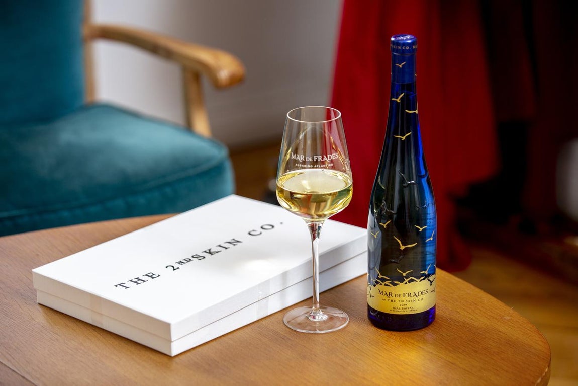 Un blanco de edición limitada. Mar de Frades vuelve a demostrar su firme compromiso con el mundo de la cultura, y particularmente en el campo del diseño. En esta ocasión The Second Skin toma el relevo de Ágatha Ruiz de la Prada encargada de vestir la botella azul el año pasado, creando para esta ocasión un "diseño efímero, atemporal y eterno" inspirado en los misterios del mar y del vino para traernos un concepto de elegancia y lujo esencial. La botella diseñada por Burillo y Fernández refleja calidad, esperanza y elegancia, y encuentra en el color oro su principal protagonista, en clara referencia al sol gallego, color representado en las gaviotas que vuelan sobre el mar azul y representan un futuro esperanzador. La colección edición limitada de la bodega gallega contará con 30.000 unidades. Precio: 15,53 €.