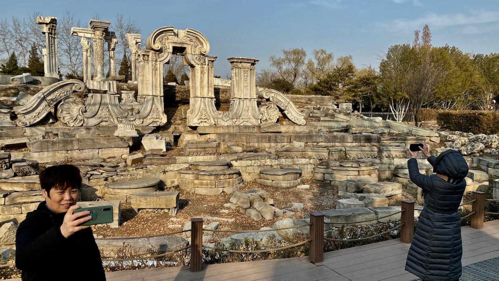 El Antiguo Palacio de Verano de Pekín, uno de los más espectaculares del mundo, fue arrasado por fuerzas anglofrancesas en la Segunda Guerra del Opio y hay un debate sobre reconstruirlo. Pero no será reconstruido porque sus ruinas recuerdan el «siglo de humillación colonial» que sufrió China. 