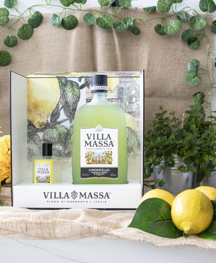 La mejor sobremesa. Un limoncello 100% auténtico y original que se elabora de forma artesanal, exclusivamente con la piel de "Limones Sorrento", los únicos con "Indicación Geográfica Protegida" (IGP), sin duda un regalo de excepción para disfrutar en las sobremesas de estas fiestas. Villa Massa vuelve a sorprender a través de una Edición Especial que alberga todo el sabor y el aroma de Sorrento, una gran forma de viajar con los sentidos. La belleza del estuche refleja la calidad del propio limoncello cuya receta se remonta a finales del s. XIX cuando la familia Massa agasajaba a sus invitados con este licor elaborado con los limones de su pequeño huerto; e incluye además un perfume para el hogar elaborado especialmente, que plasma a la perfección el olor y la frescura de Le Grottelle, el limonar del que procede en la villa familiar. Precio: 19,95€