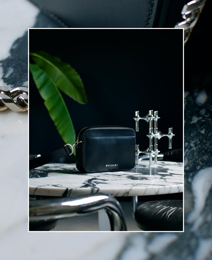 Bulgari Logo. Bolso unisex en piel negra y cadenas extensibles. Precio: 1.300€