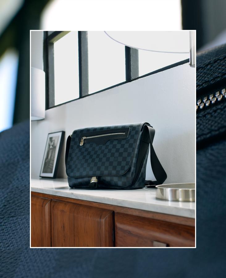 Louis Vuitton Bandolera. Modelo en piel con cierre y cremallera. Precio: 1.100€